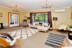 Racecourse Villa - Christchurch Holiday Home